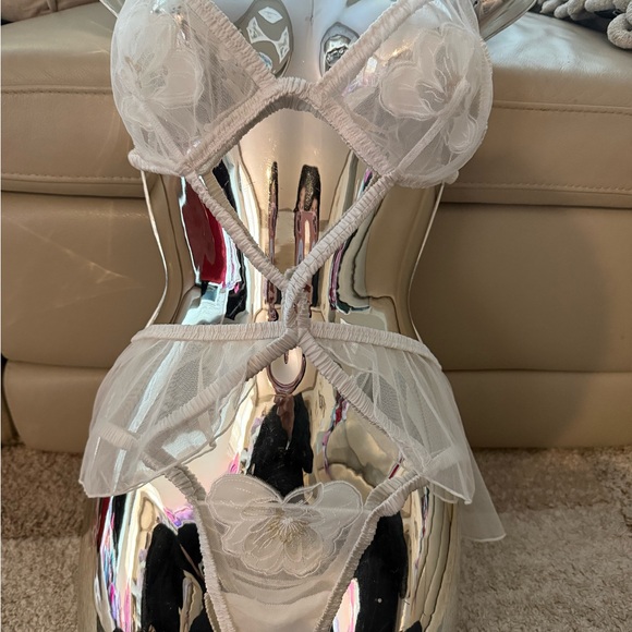 Victoria's Secret White Lace Chemise - Picture 1 of 5